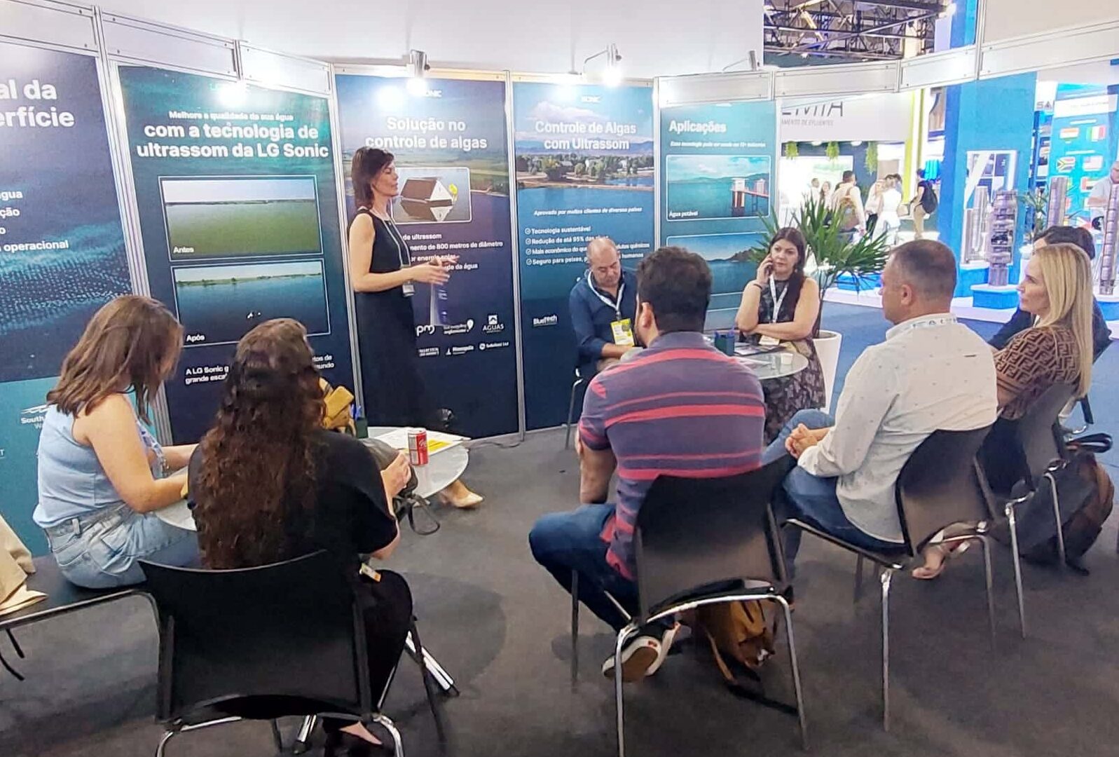 Group of people sitting together and listening to a lady talk about ultrasound technology at Fenasan 2024