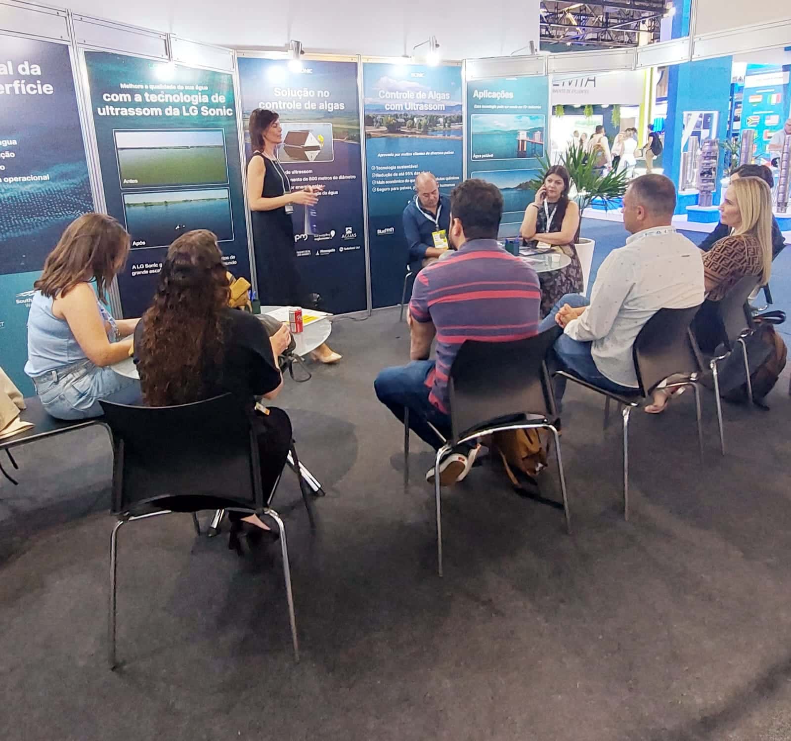 Group of people sitting together and listening to a lady talk about ultrasound technology at Fenasan 2024