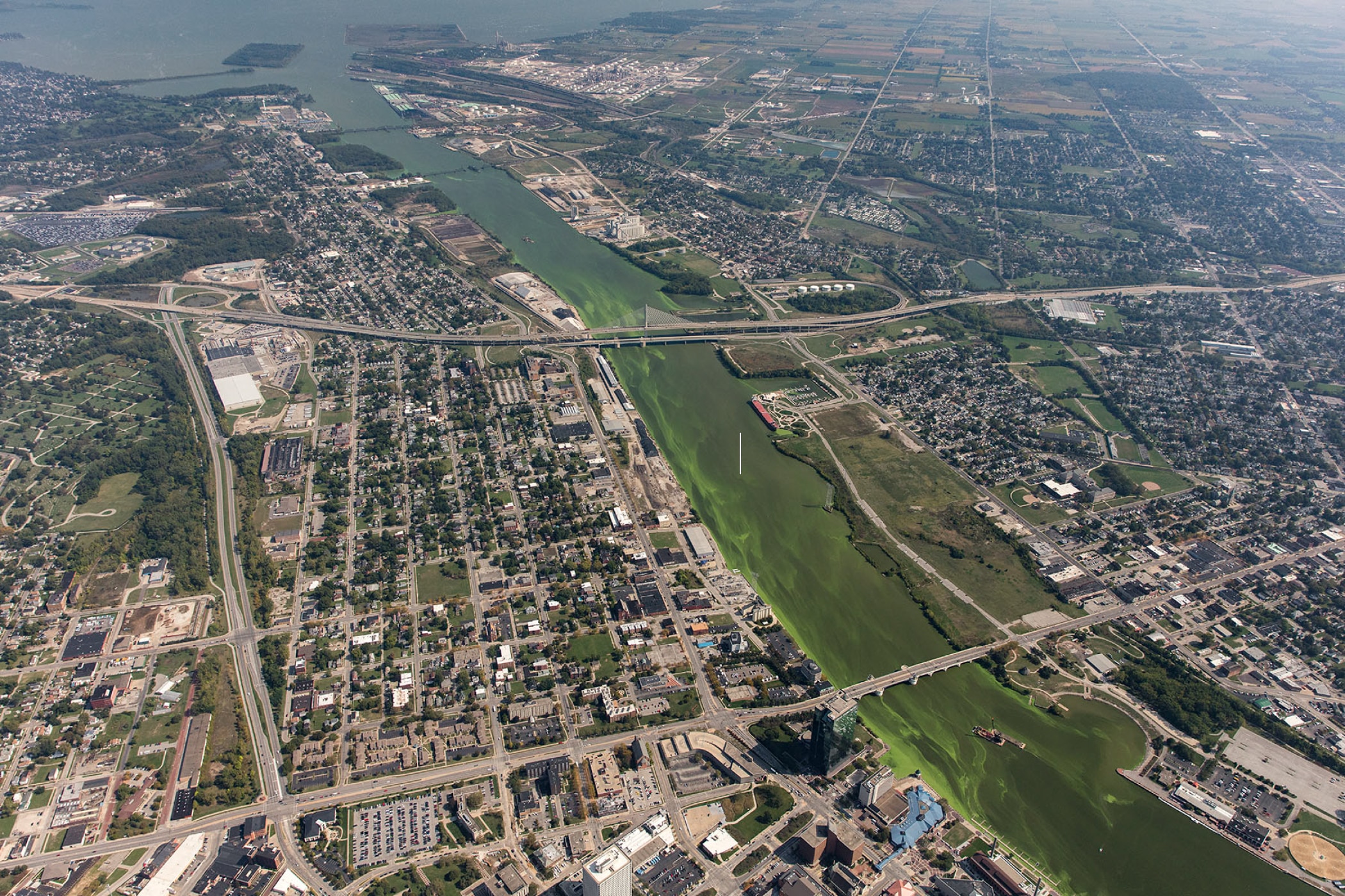 Vista del río Maumee, una zona clave afectada por la escorrentía agrícola que contribuye a la proliferación de algas en el lago Erie. Fotografía: Aerial Associates Photography, Inc., Zachary Haslick.